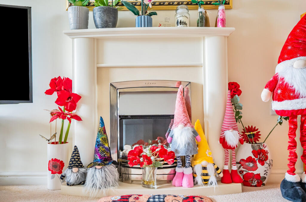 1295316-37-682deb...