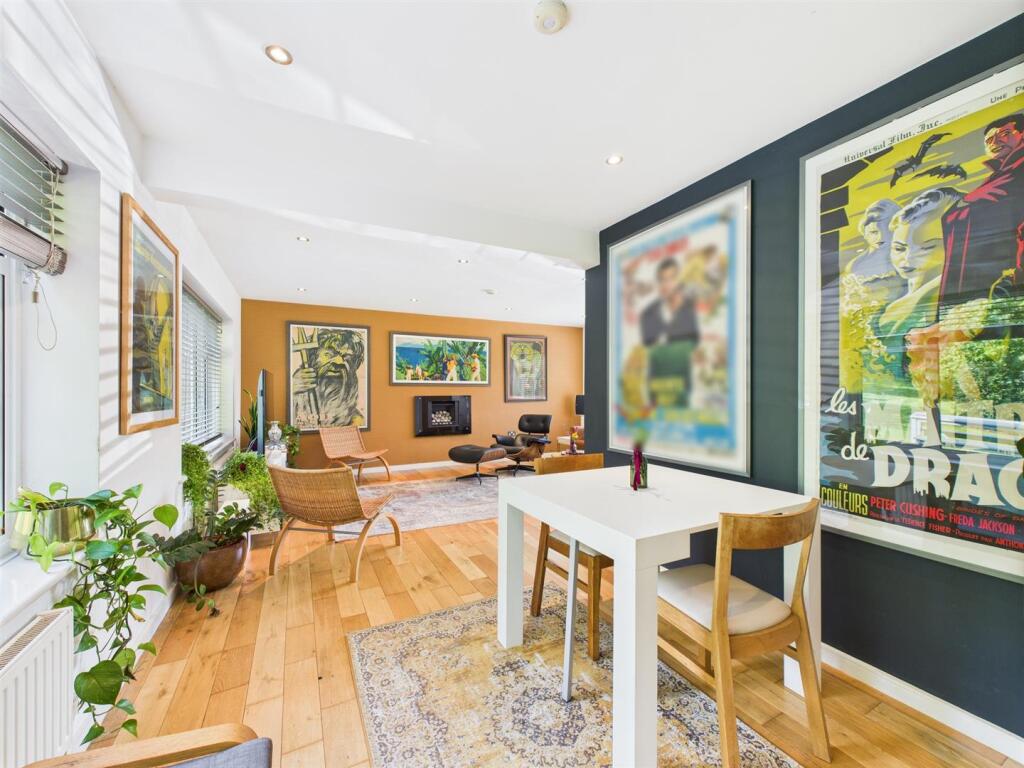 Spacious L-Shaped Lounge/Dining Room