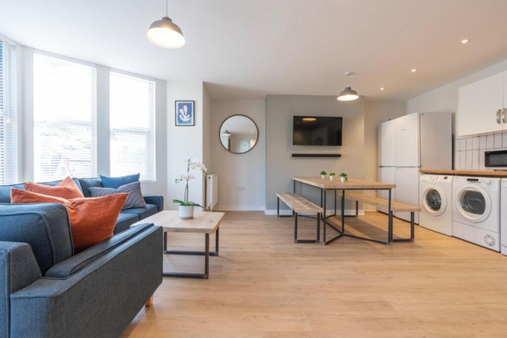 Flat D Portland Road