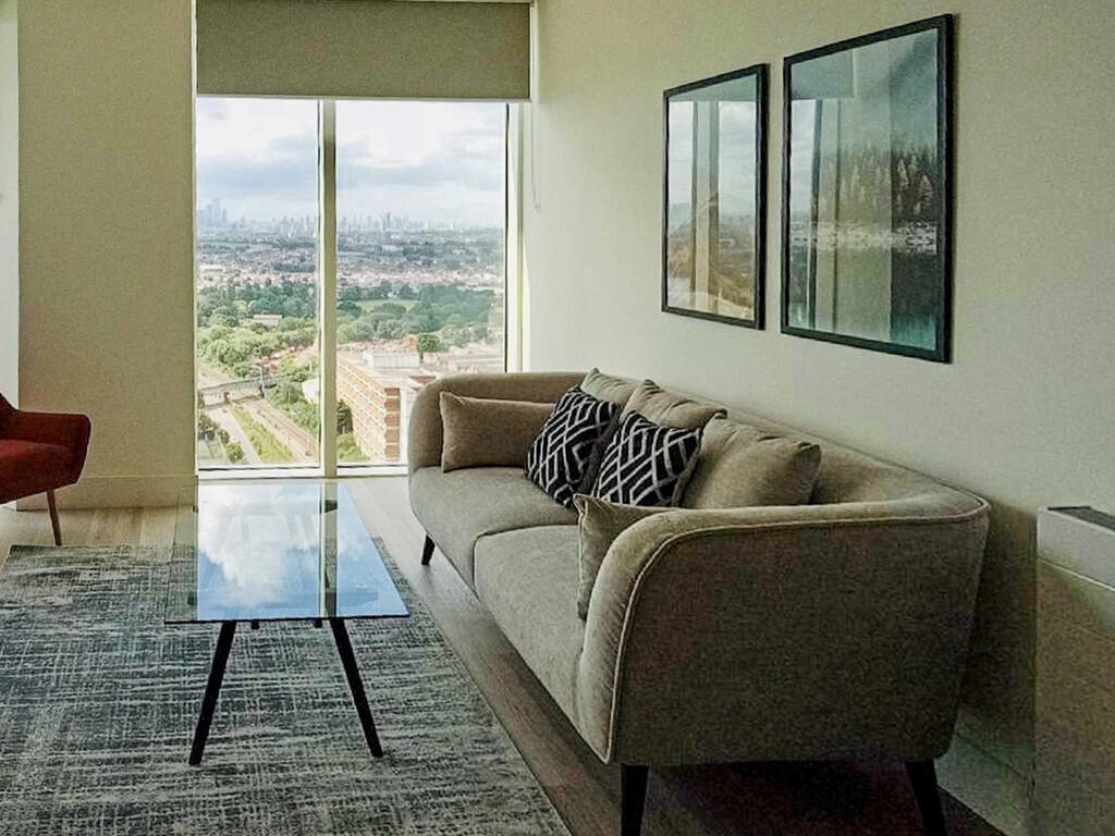 Lounge furnished ...