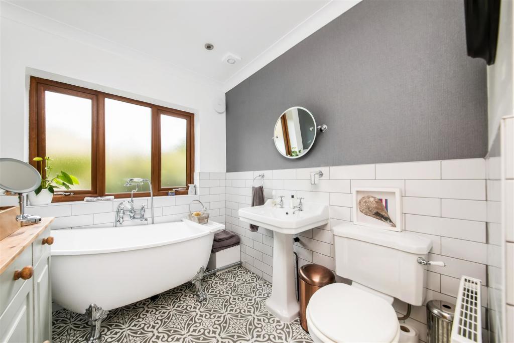 EN-SUITE BATHROOM