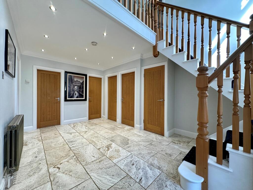 Entrance Hall 14'10' x 9'1' (4.54m x 2.78m)