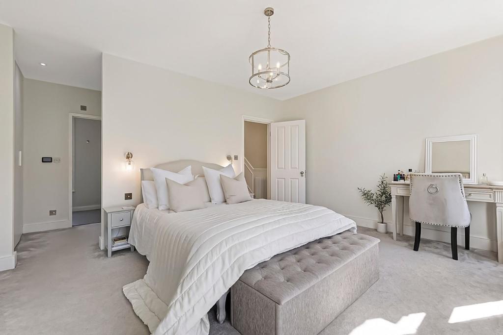 Principal Bedroom (3).jpg