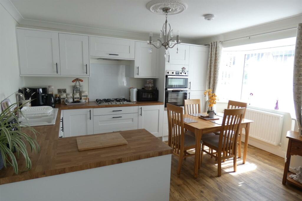 OPEN PLAN LIVING AREA/KITCHEN AREA