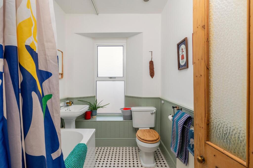 0R5RKE - Bathroom C.jpg