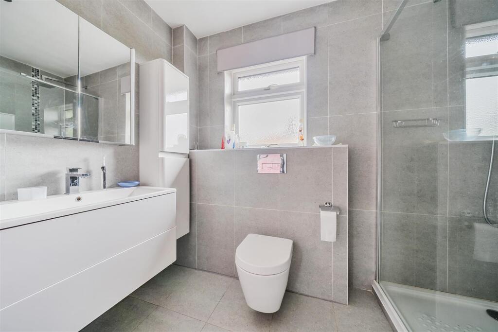 En Suite Shower Room: