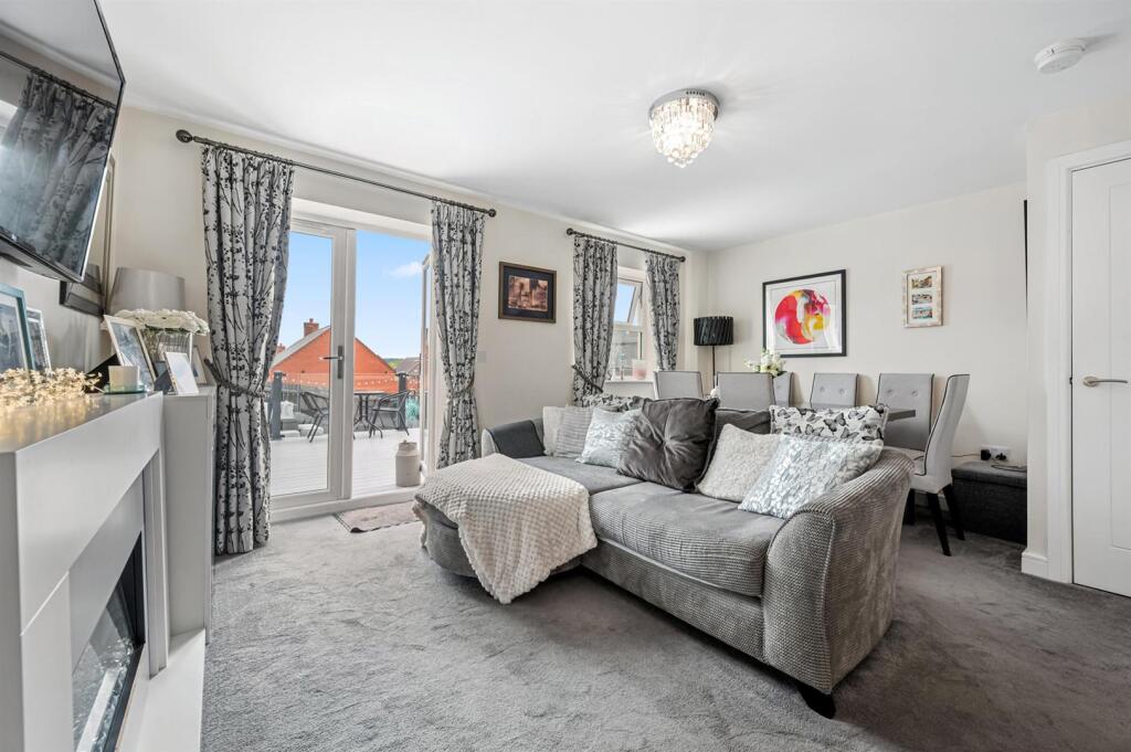 Lounge Diner towards garden.jpg