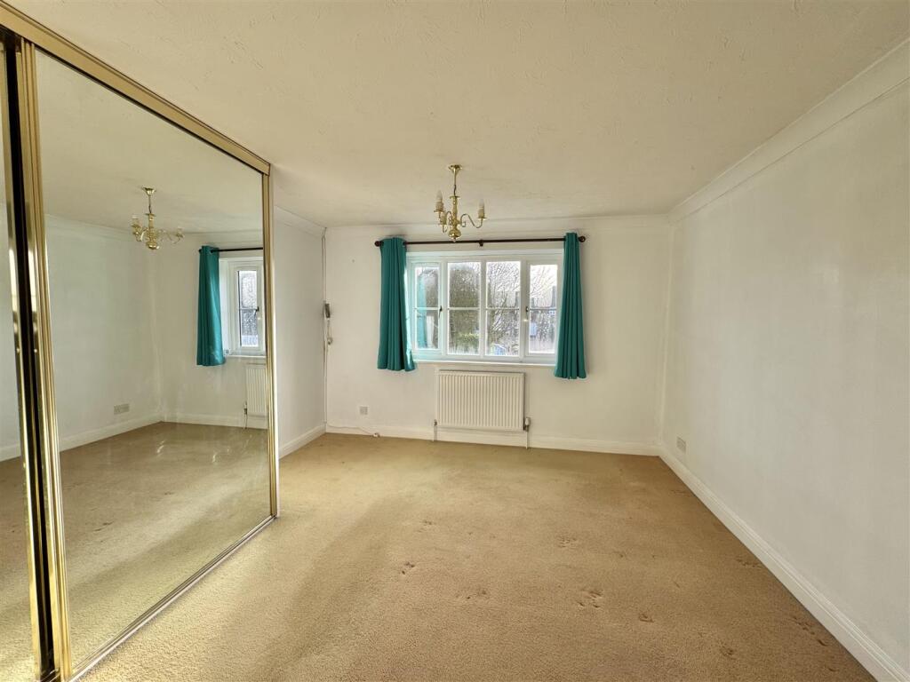 MAIN BEDROOM