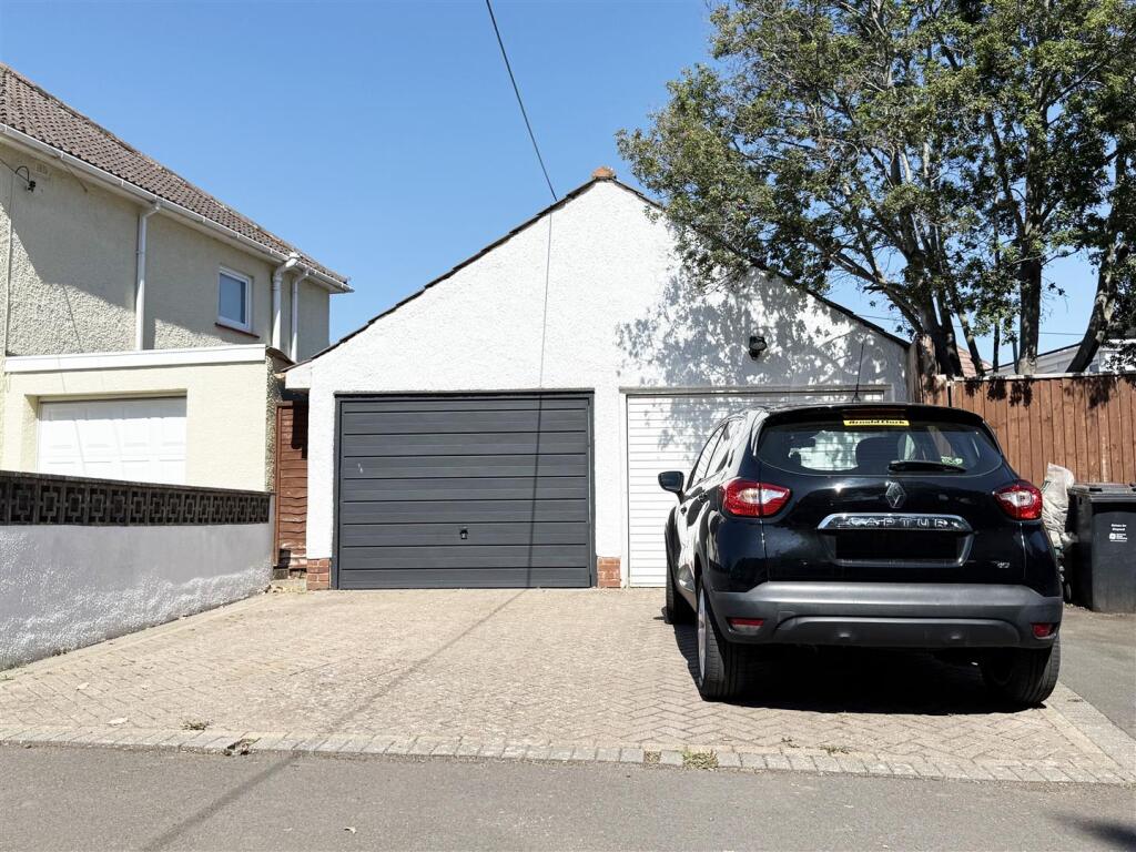 GARAGE &amp; PARKING