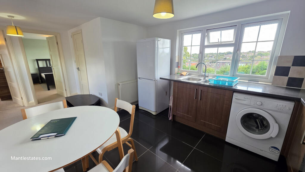 KITCHEN / DINER AREA