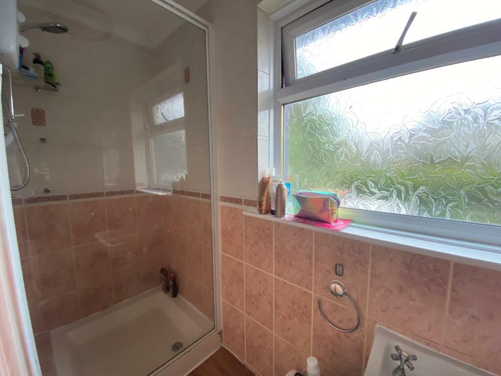 Bedroom 5 first floor (En-suite)