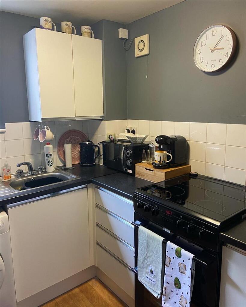 Kitchen 2.JPG