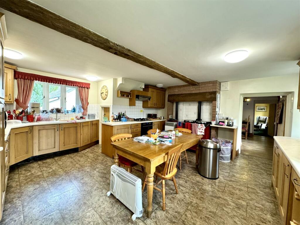 KITCHEN/BREAKFAST ROOM