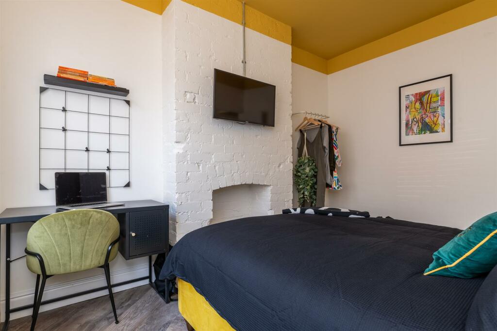 39 Wolfa St Bedroom .jpg