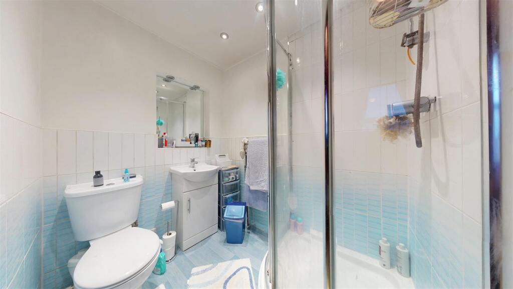 Laurel Road, En-Suite