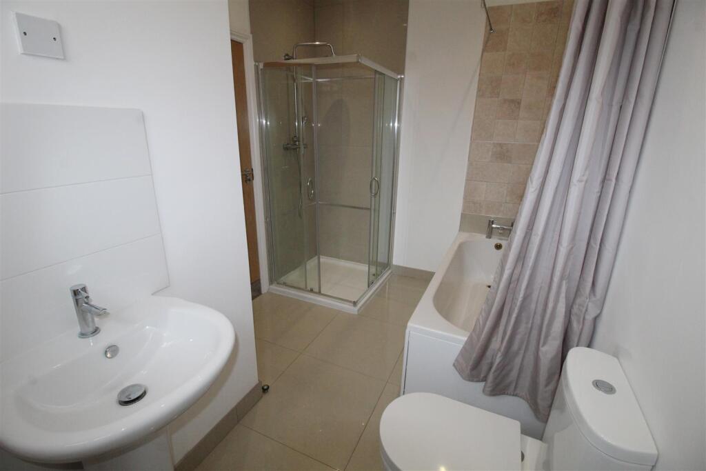 Duckworth Buildings, flat 8, bathroom.JPG