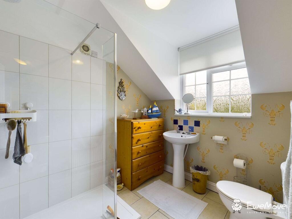 Ensuite to Bed 1