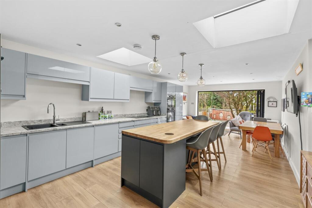 101 Cressex Rd, HP12 4PS-8.jpg