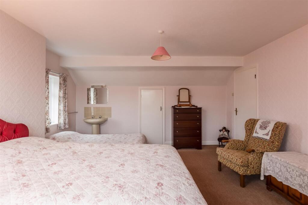 Station Road 9A Bedroom 1-3.jpg