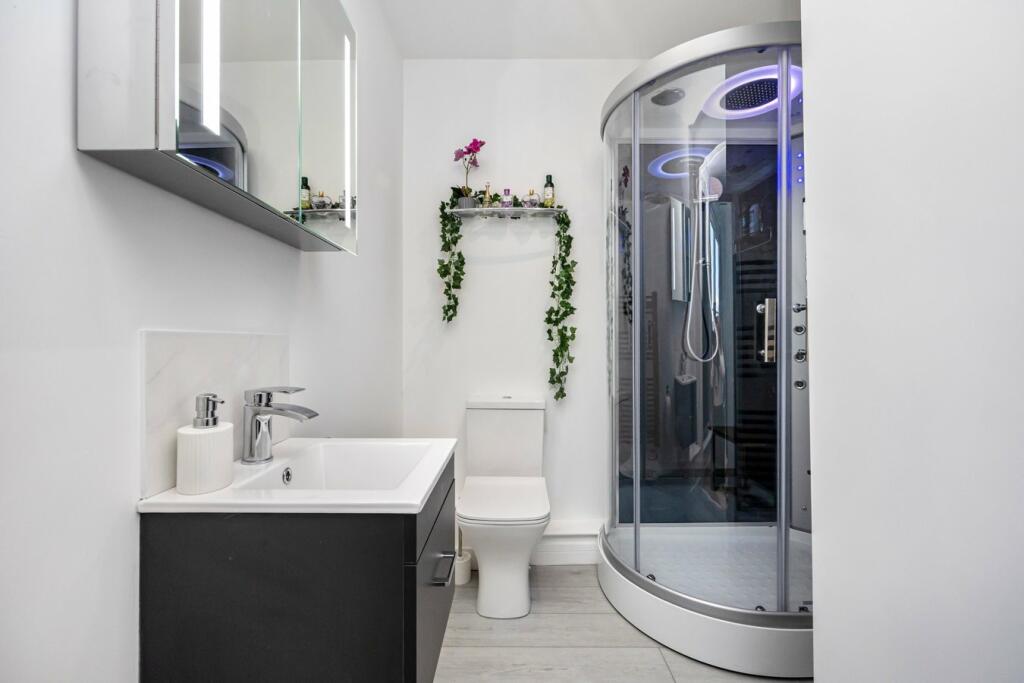 En Suits Shower Room