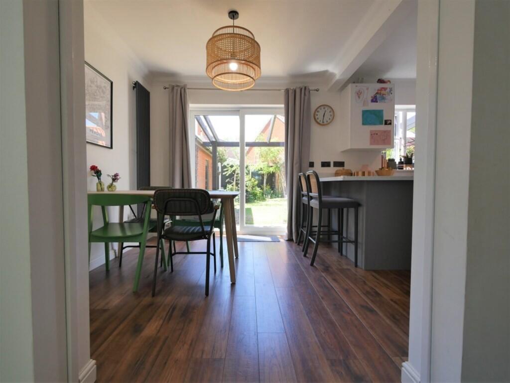 THROUGH TO KITCHE...