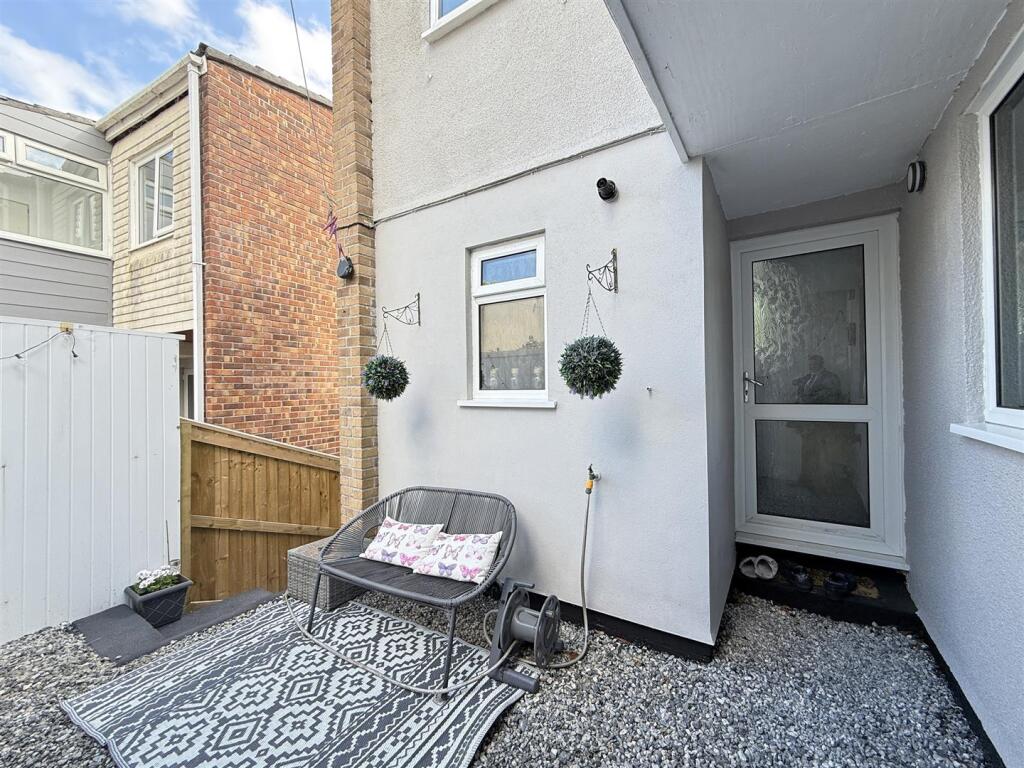 Erlstoke Close 81 - Courtyard.jpg