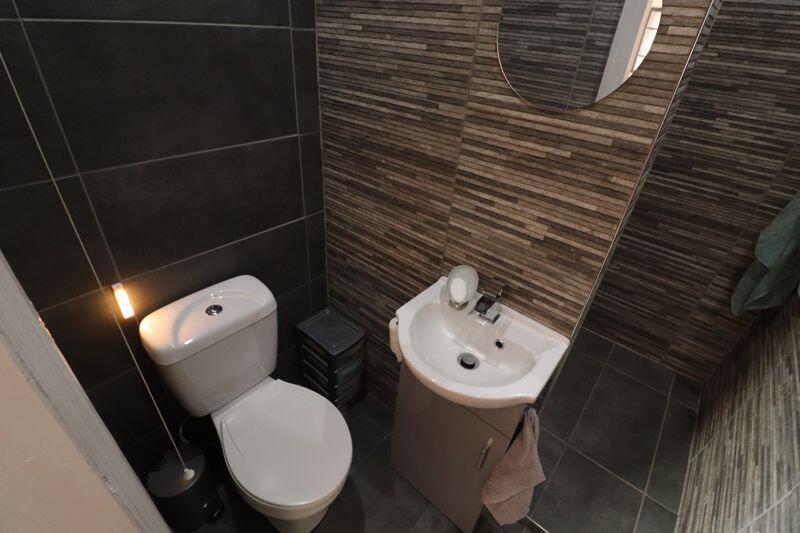 EN SUITE SHOWER ROOM