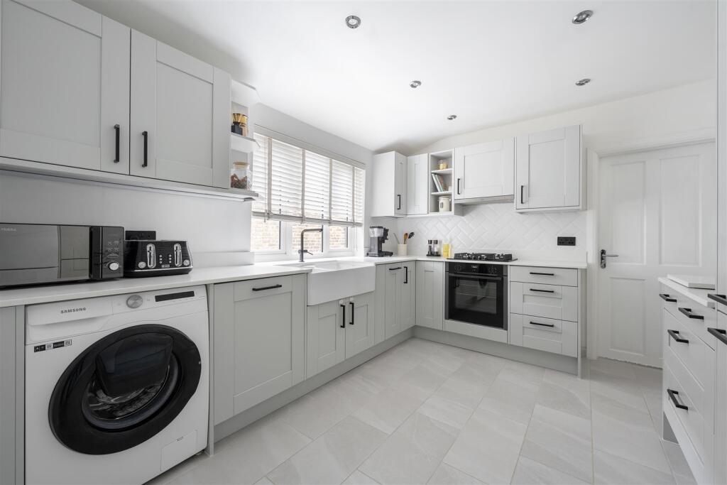 Chelmsford Road, E18