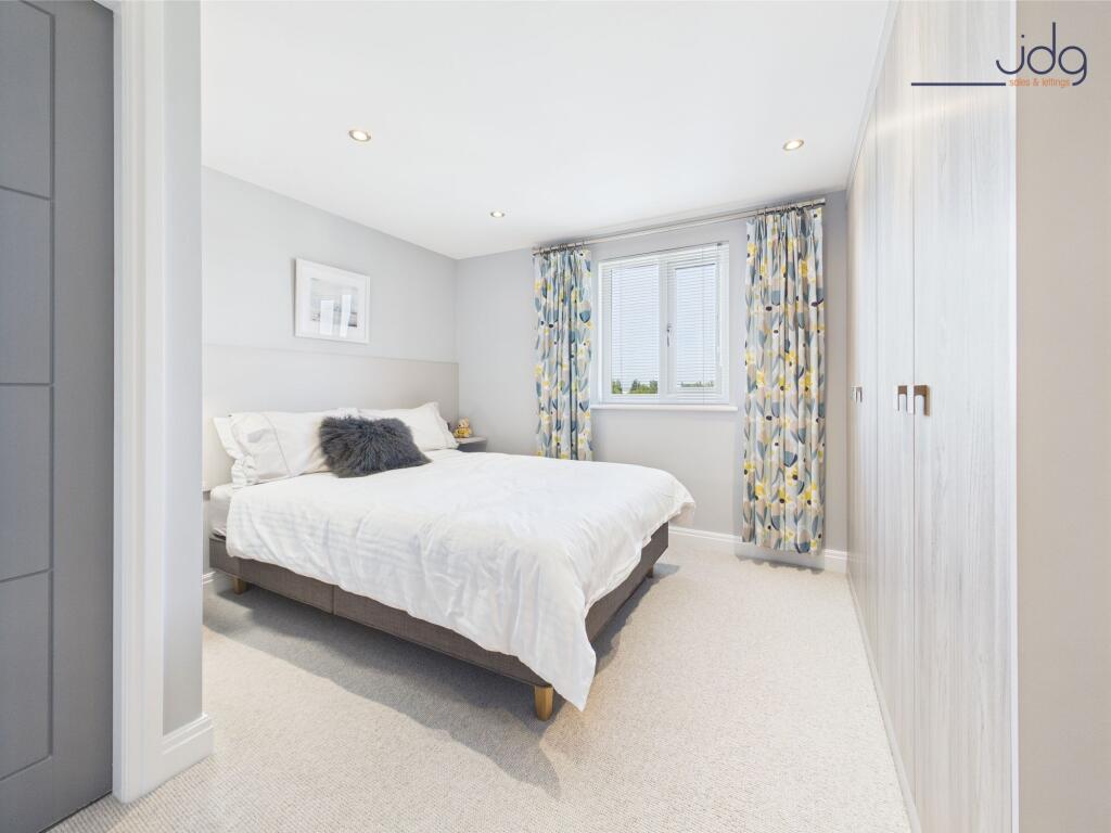 Double Bedroom with built in wardrobes 2