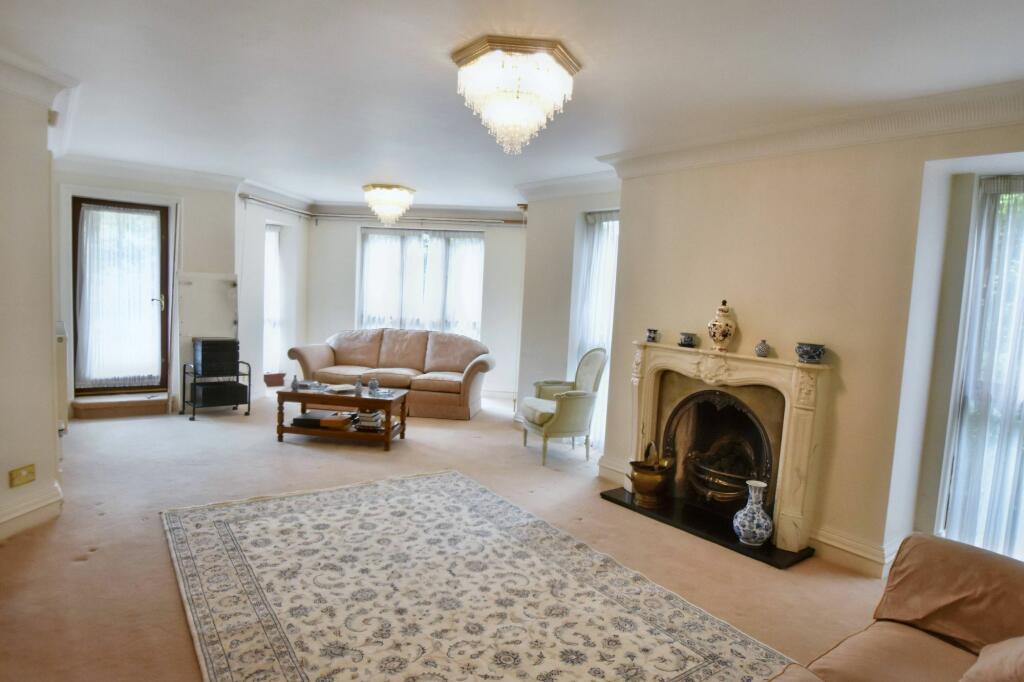 Lounge &amp; Dining Room
