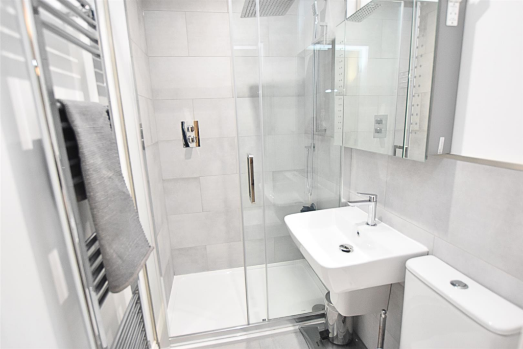 EN SUITE SHOWER ROOM