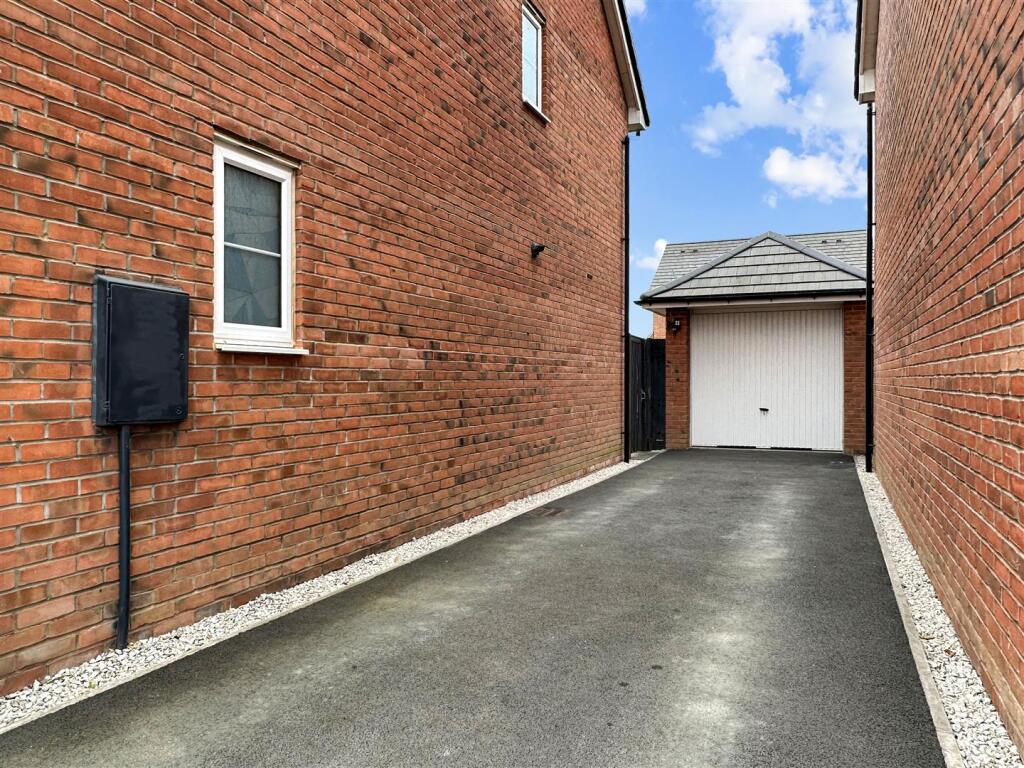 GARAGE &amp; Multi-Car Driveway 727