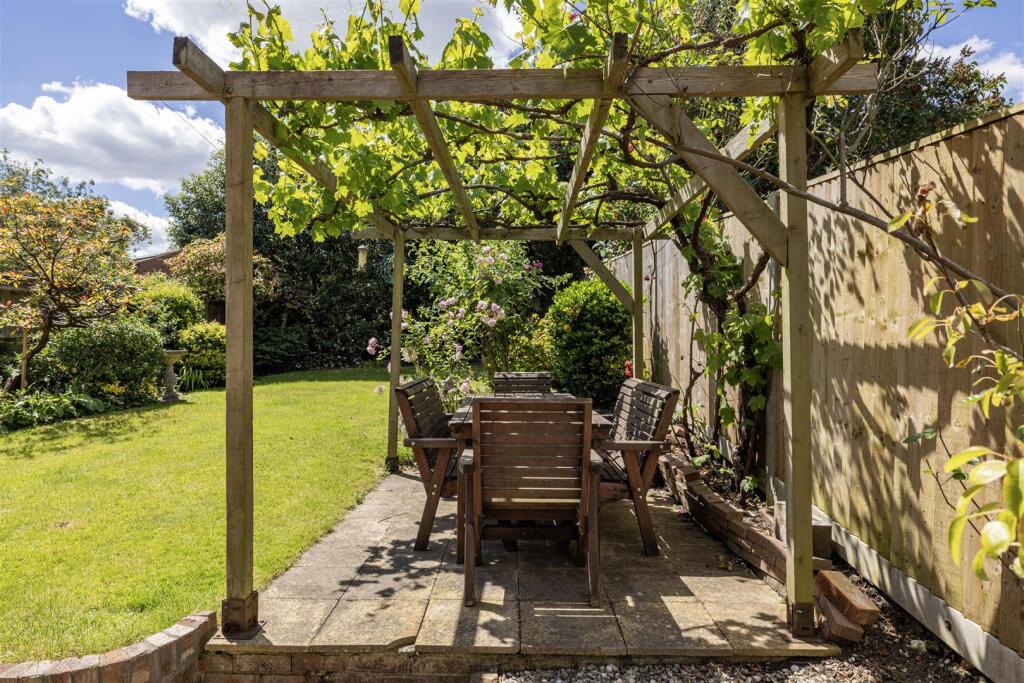 33 Irwin Road Guildford GU2 7PW-2.jpg