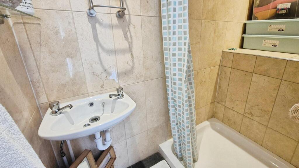 ENSUITE SHOWER