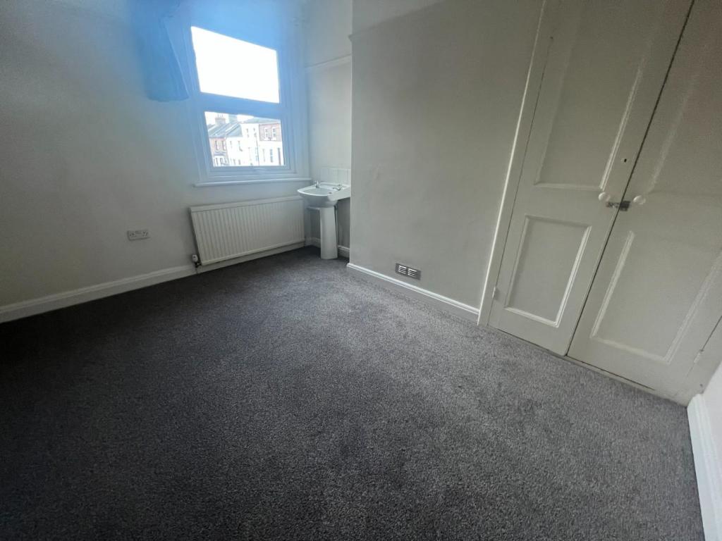 50 Susans Road bed 2.jpg