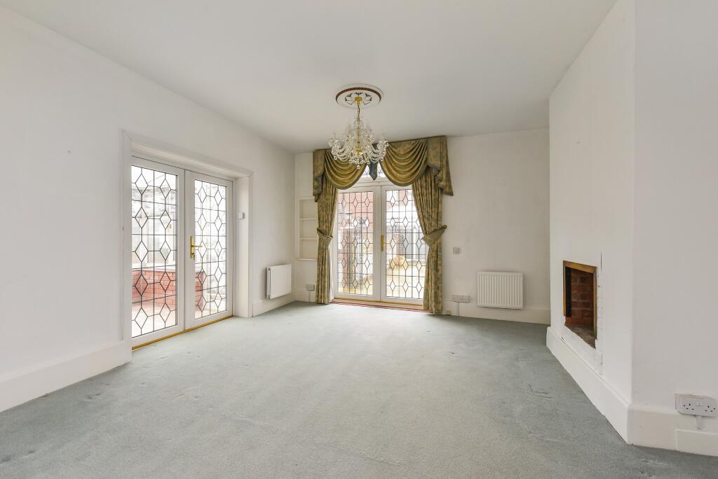 LOUNGE/DINING ROOM