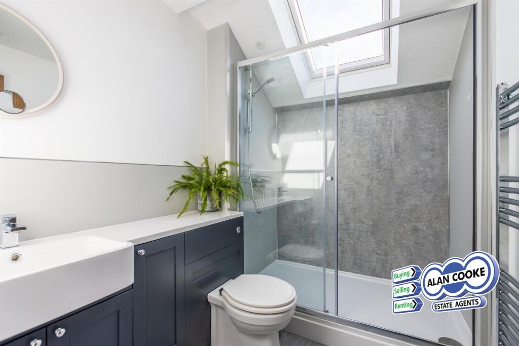 EN-SUITE SHOWER ROOM