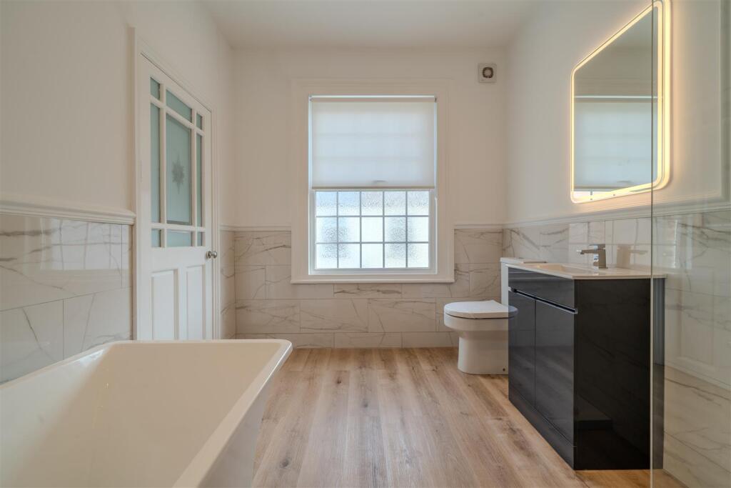 En suite bathroom alternative shot