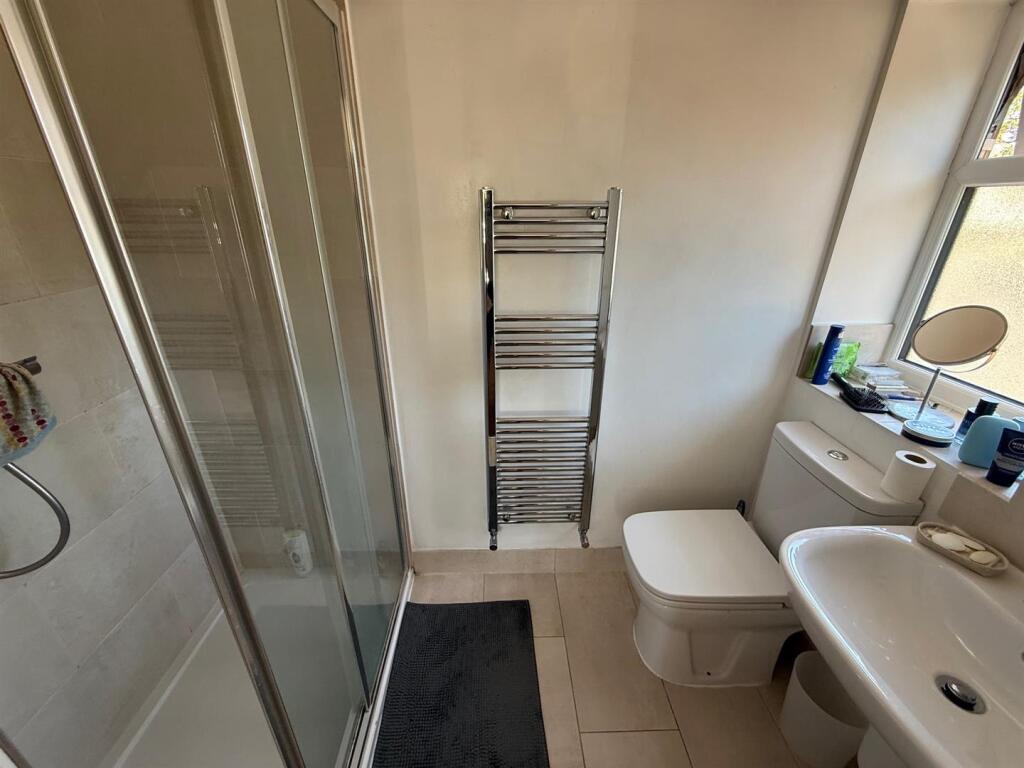 BR102 Ensuite.jpg