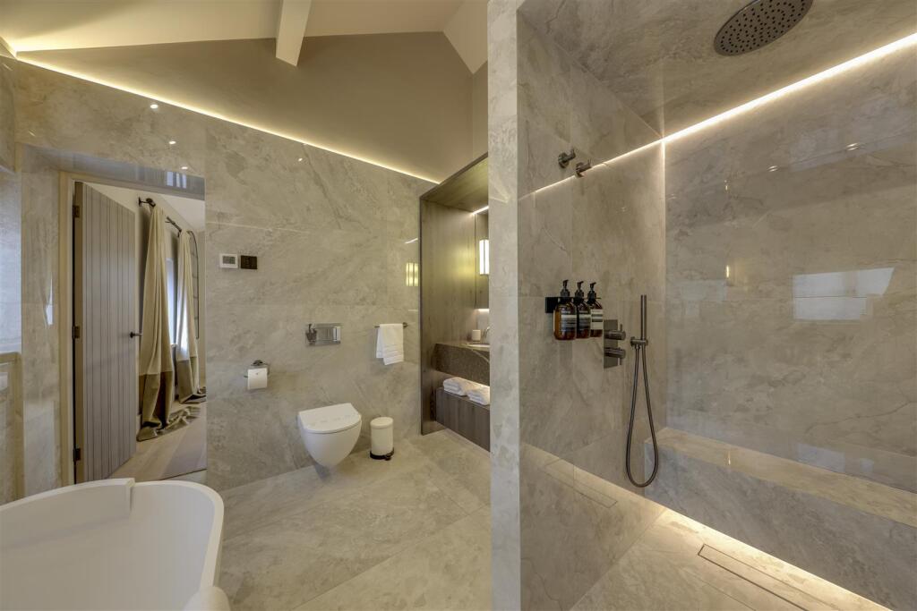 The Farmhouse - En Suite Alt