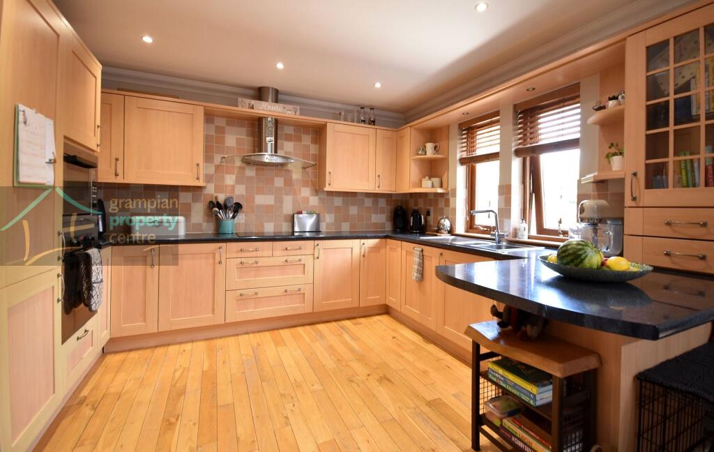 Kitchen 3 .JPG