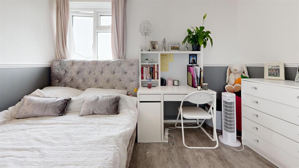 14-Cunningham-Close-Bedroom.jpg