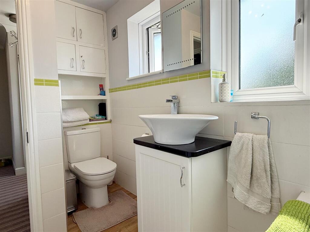 Bathroom 1a.JPG