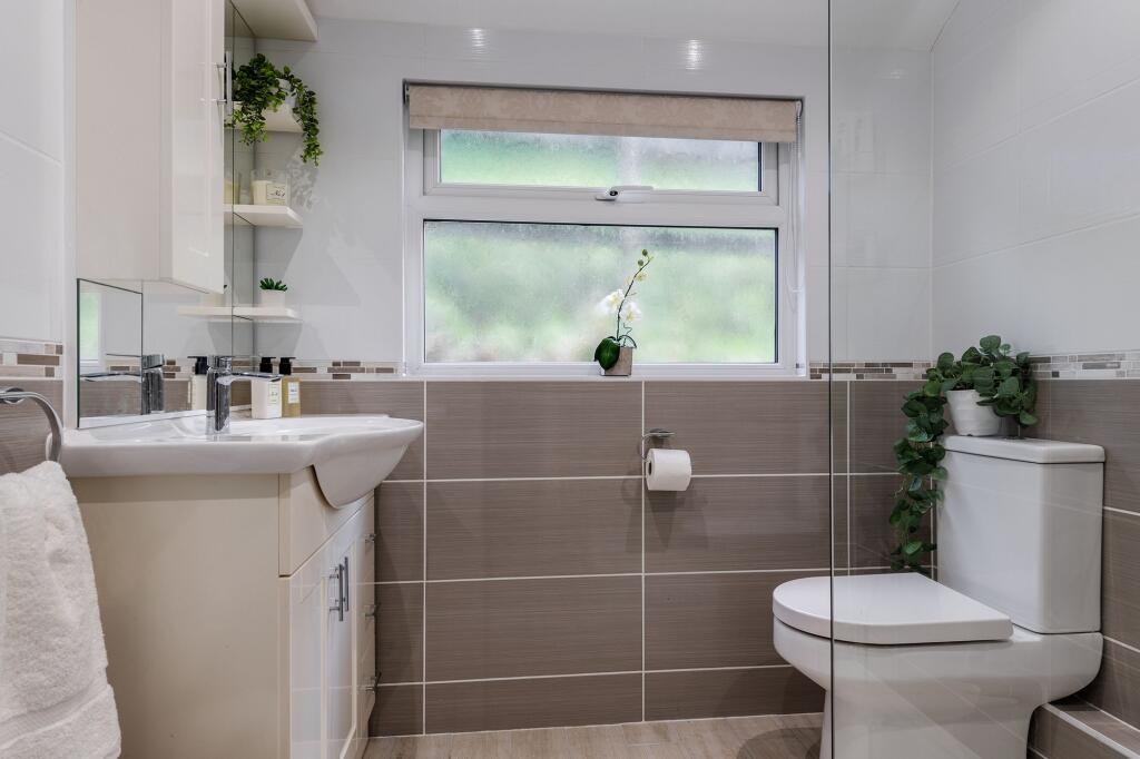 11 Spittis Park, Kingswear_Bathrooms