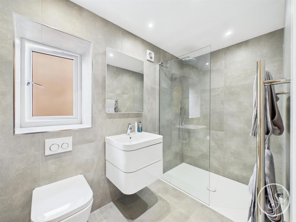 Bed 1 En-suite