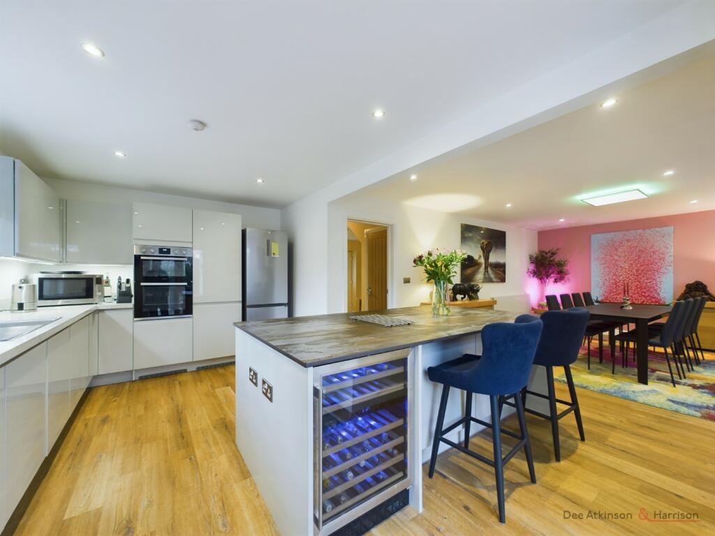 Lounge/Dining/Kitchen Area