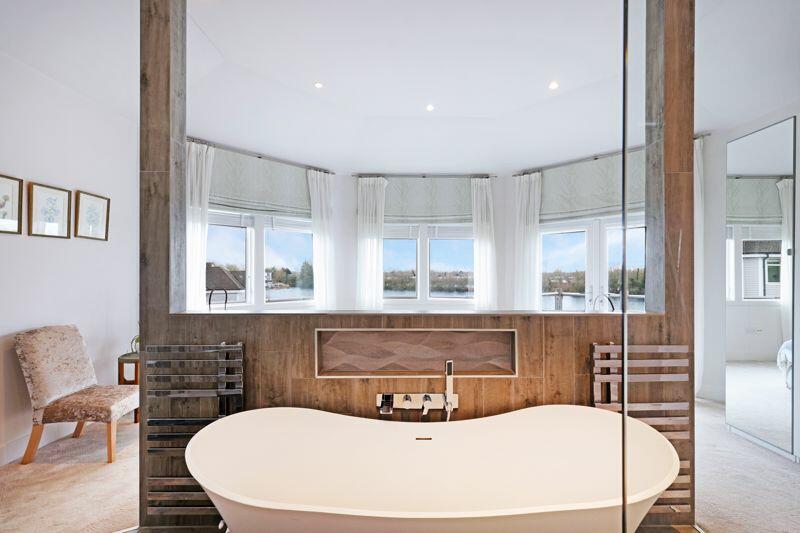 Master ensuite bath/shower 