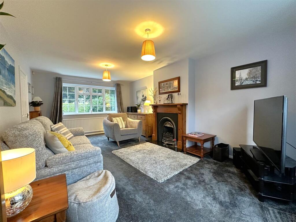 Dual-Aspect Living Room 036