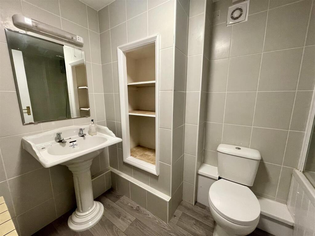 Bathroom 2.jpg