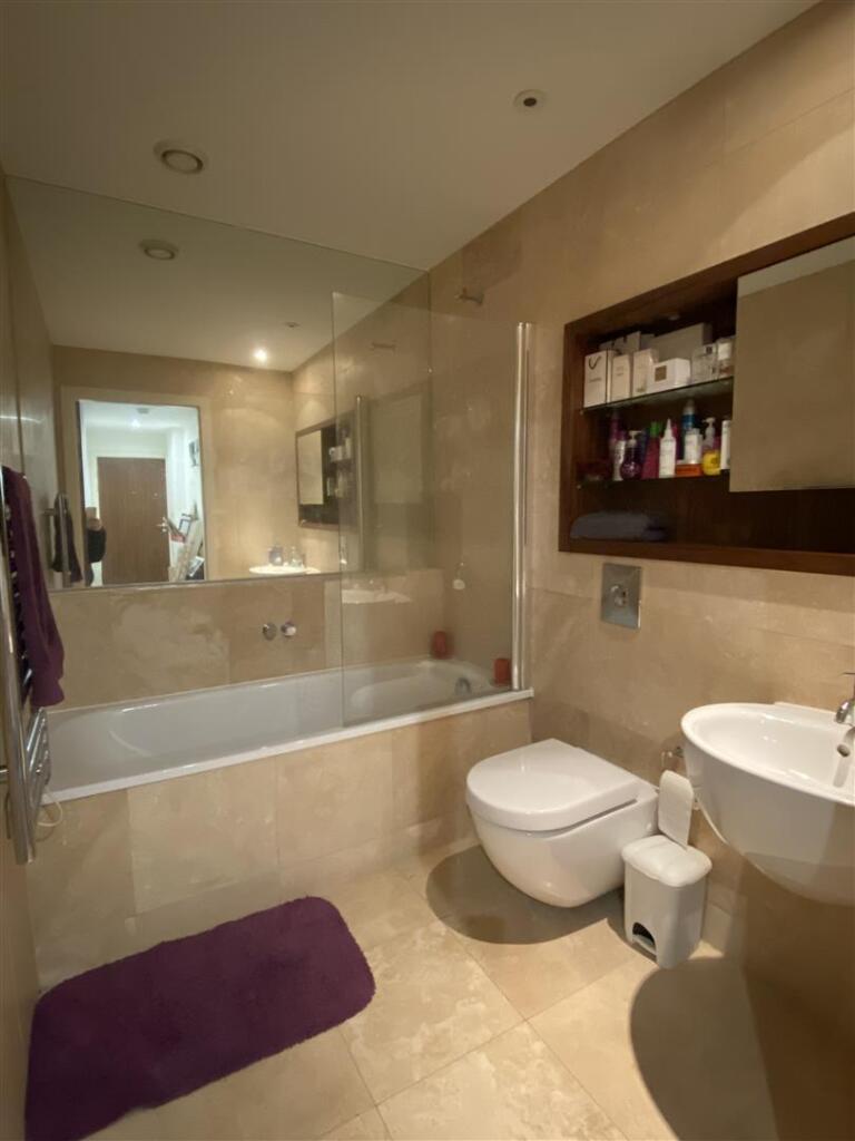 Main Bathroom1.jpg